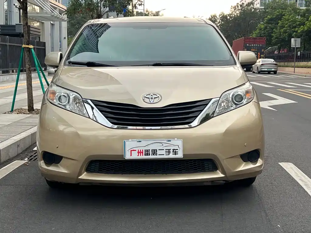 Фото 22 - Toyota Sienna