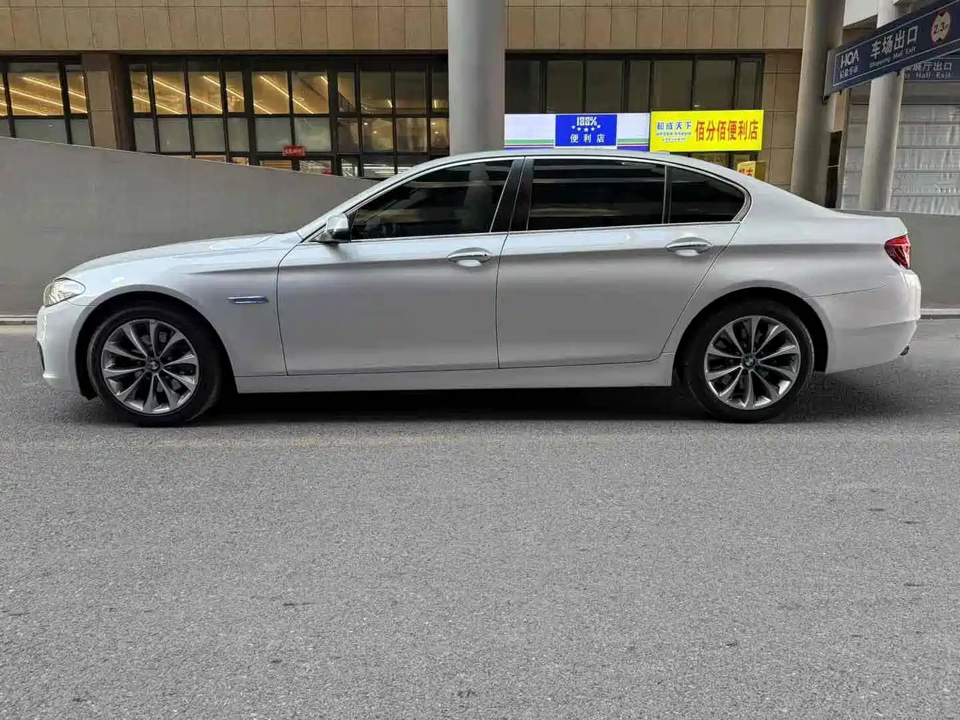BMW 5 Series 2017 520Li Classic Edition фото 3