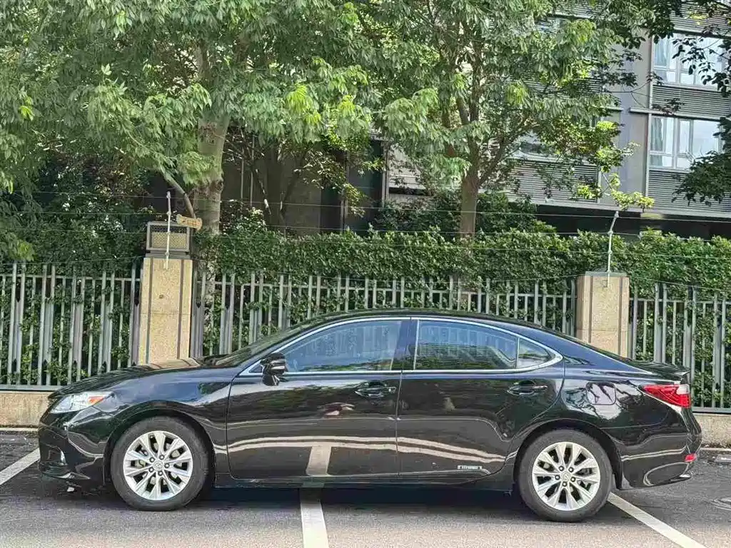 Фото 3 - Lexus ES