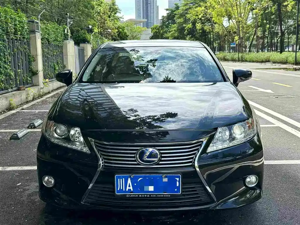 Фото 1 - Lexus ES