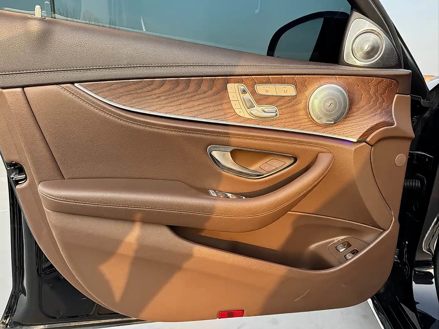 Mercedes-Benz E-Class New Energy 2022 E 350 e L Plug-in Hybrid Sedan фото 5