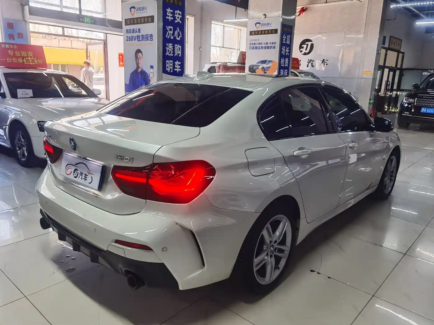 BMW 1 Series 2023 120i M Sport Shadow Edition фото 6