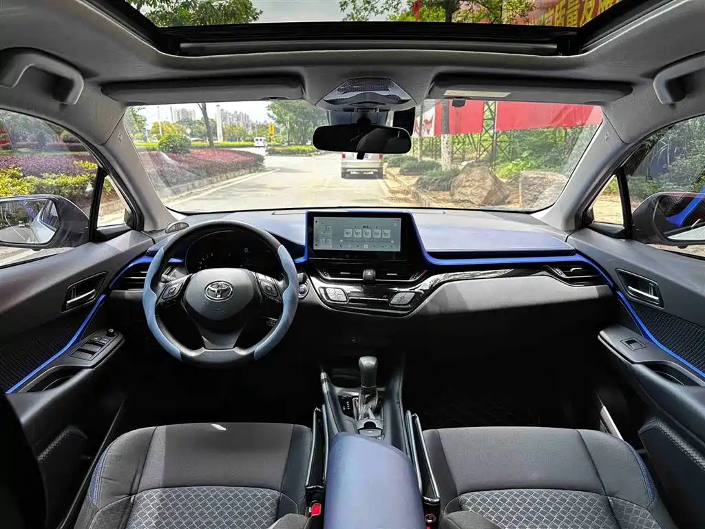 Toyota C-HR 2023 Model 2.0L Premium Edition фото 5