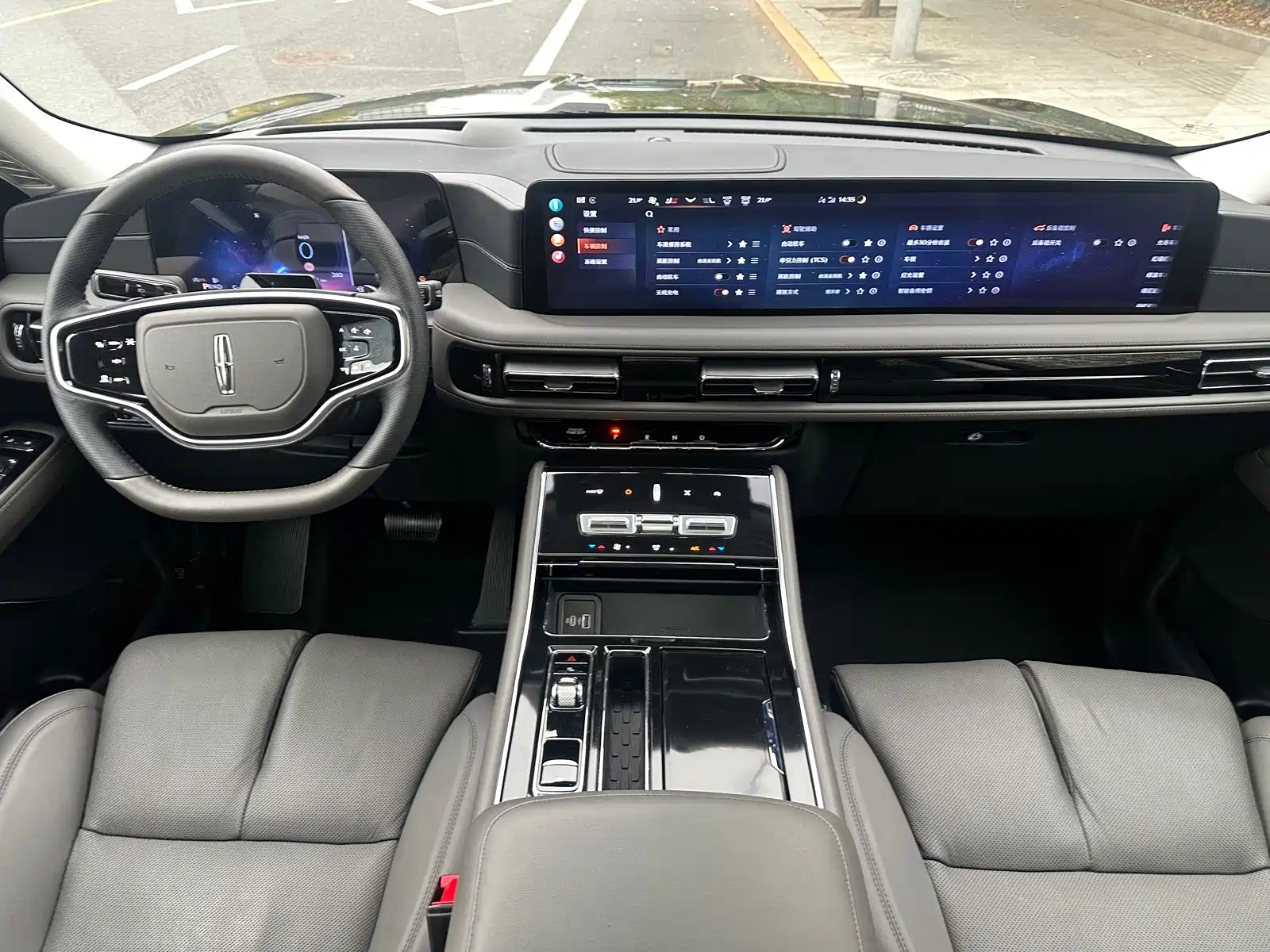 Photo 8 - Lincoln Aviator