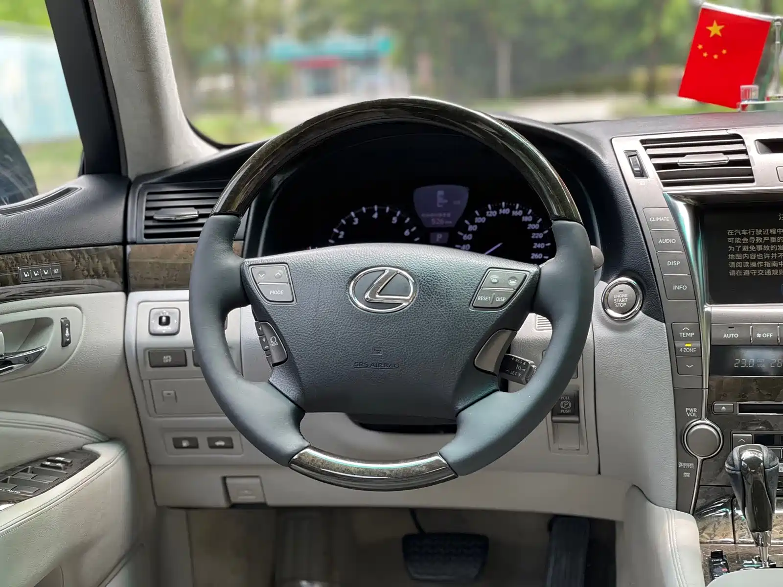 Фото 7 - Lexus LS