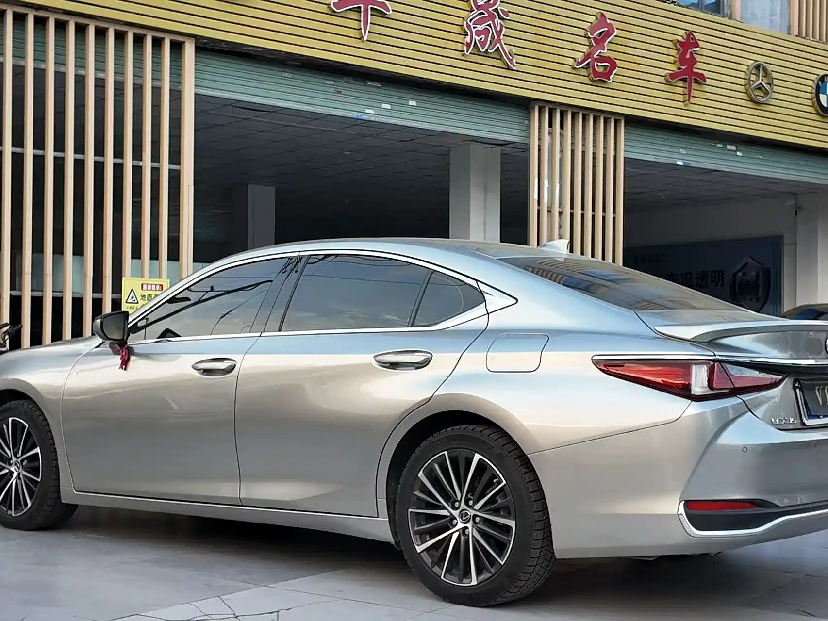Фото 9 - Lexus ES