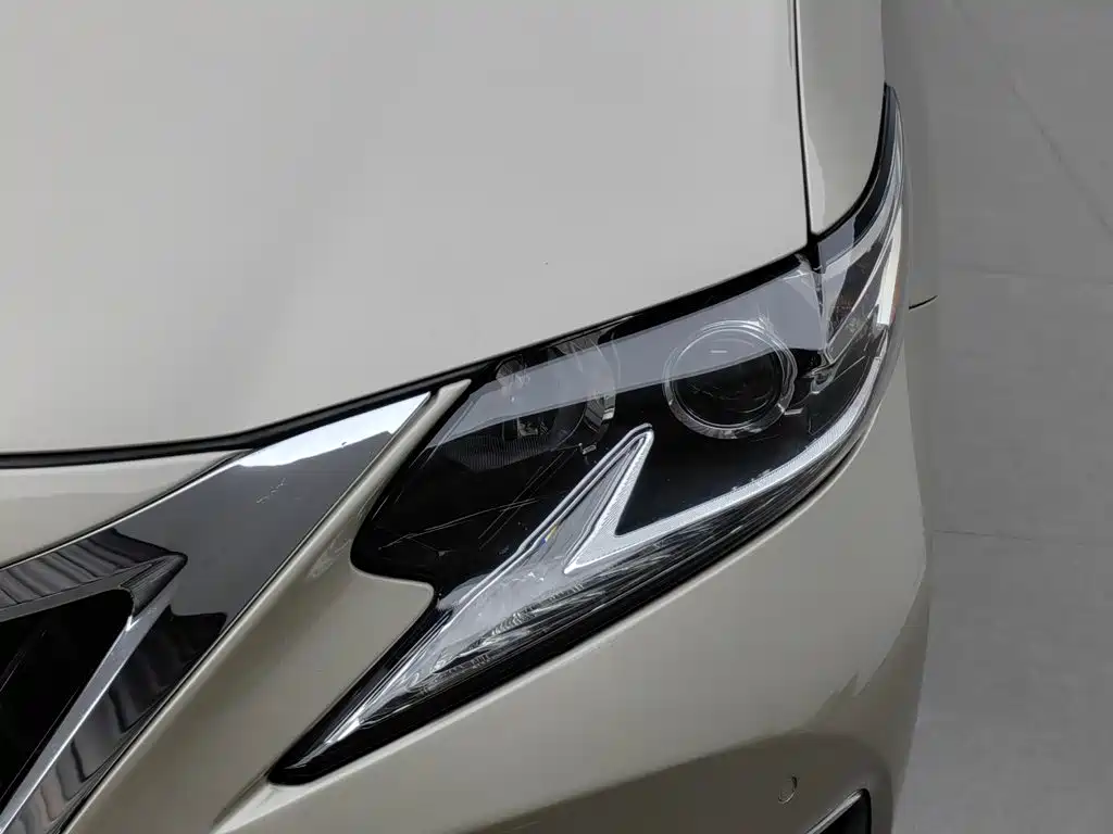 Фото 7 - Lexus ES