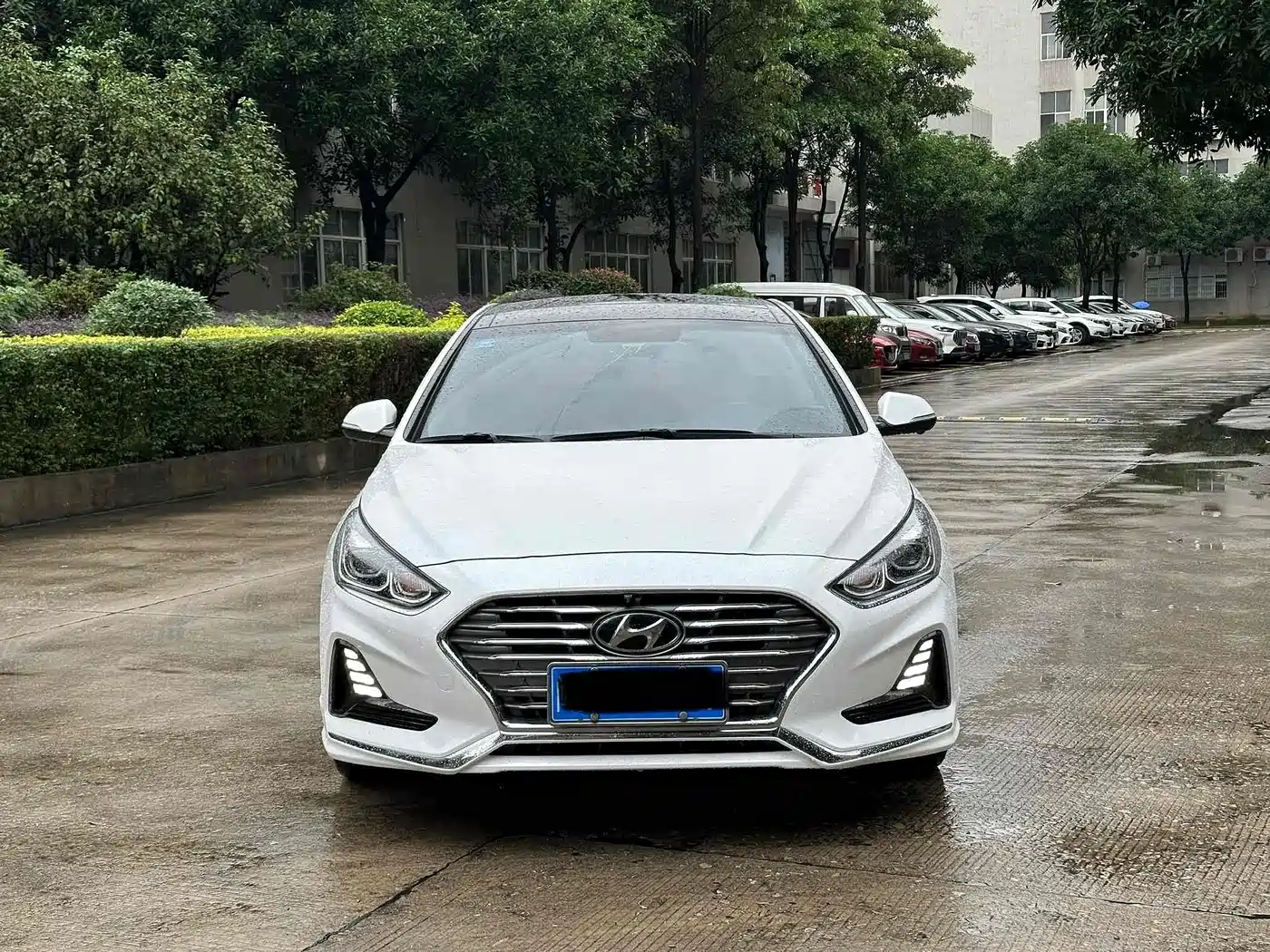 Photo 2 - Hyundai Sonata