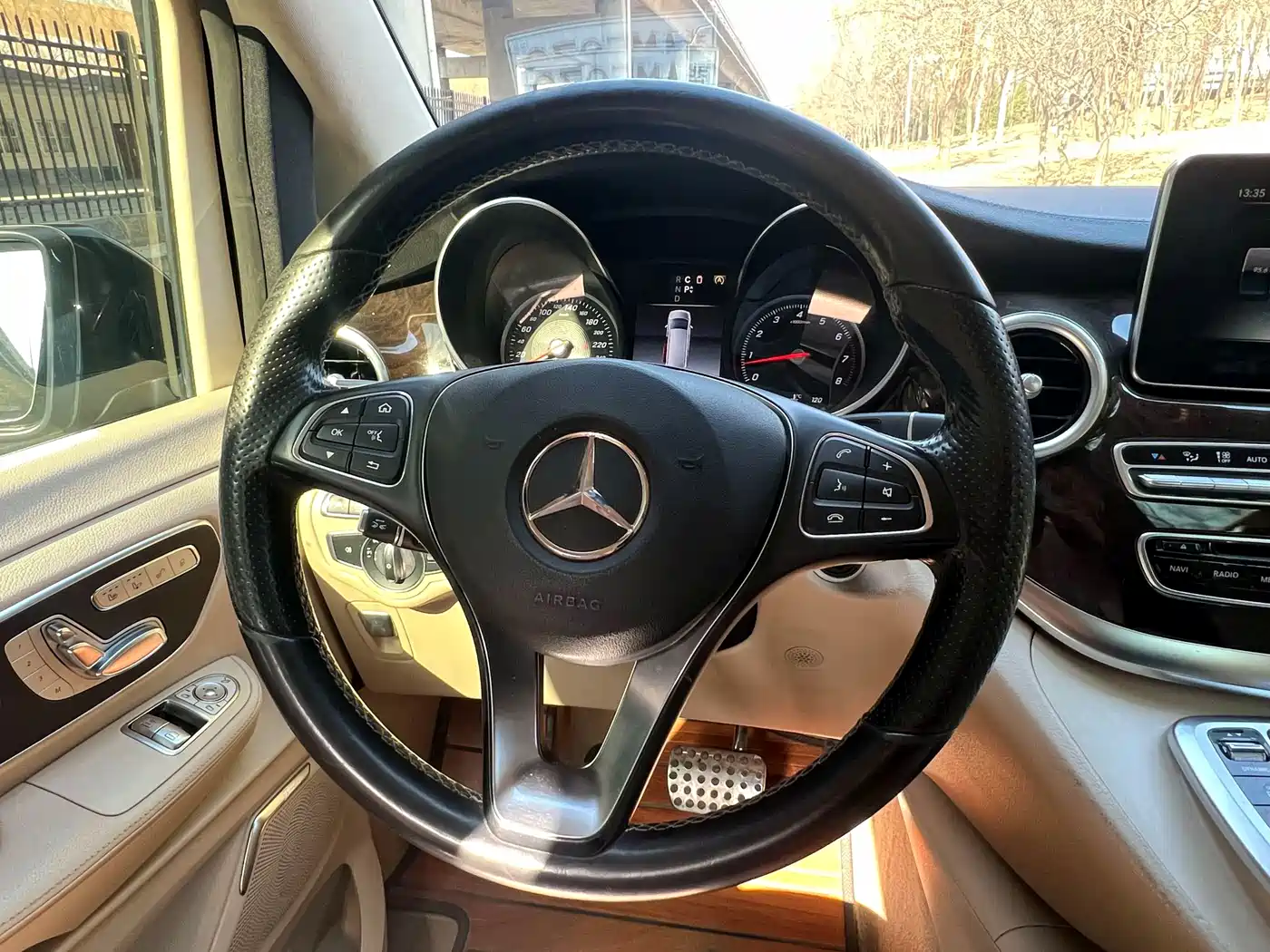 Mercedes-Benz V-Class 2017 Model V 260 Premium Edition фото 9