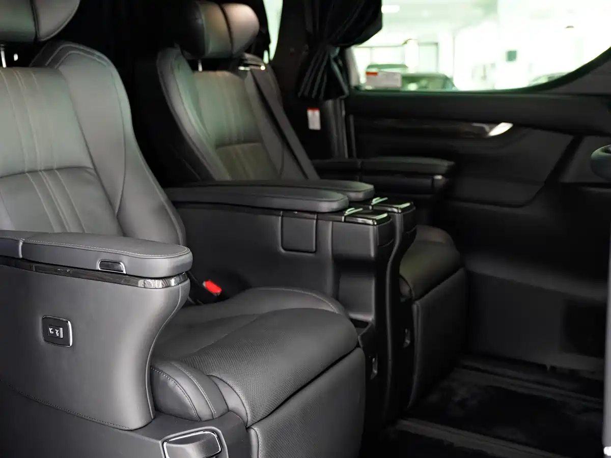 Lexus LM 2020 300h Seven-Seater Elegance Edition фото 12