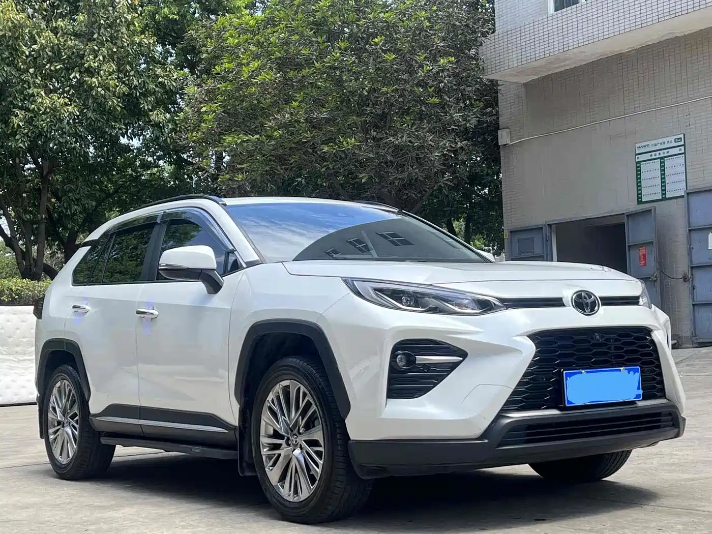 Toyota Wildlander 2022 2.0L CVT FWD Luxury Edition фото 3