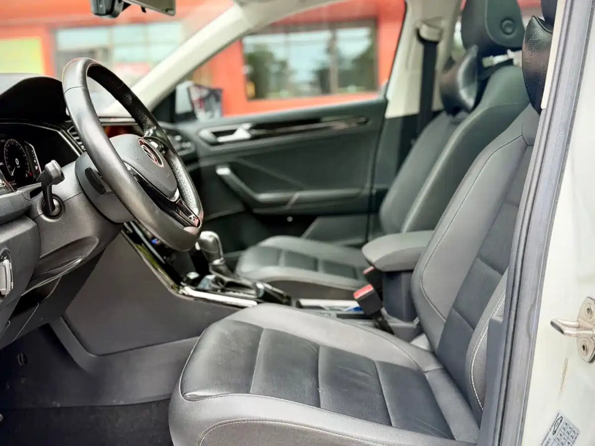 VOLKSWAGEN T-ROC EXPLORING SONGS