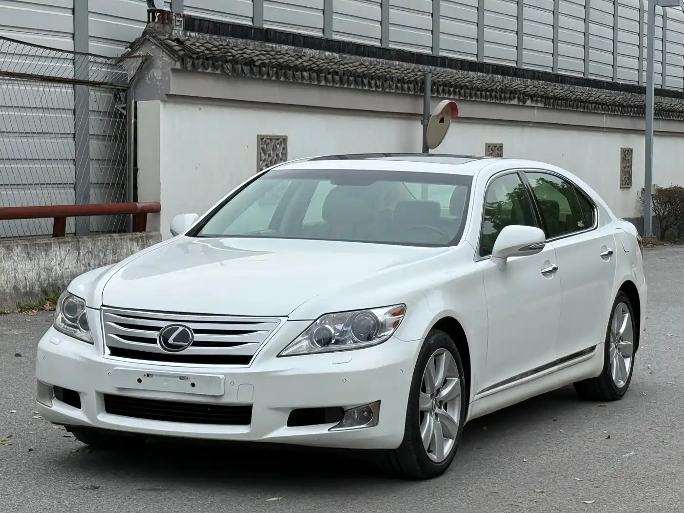 Lexus LS 2010 600hL фото 2