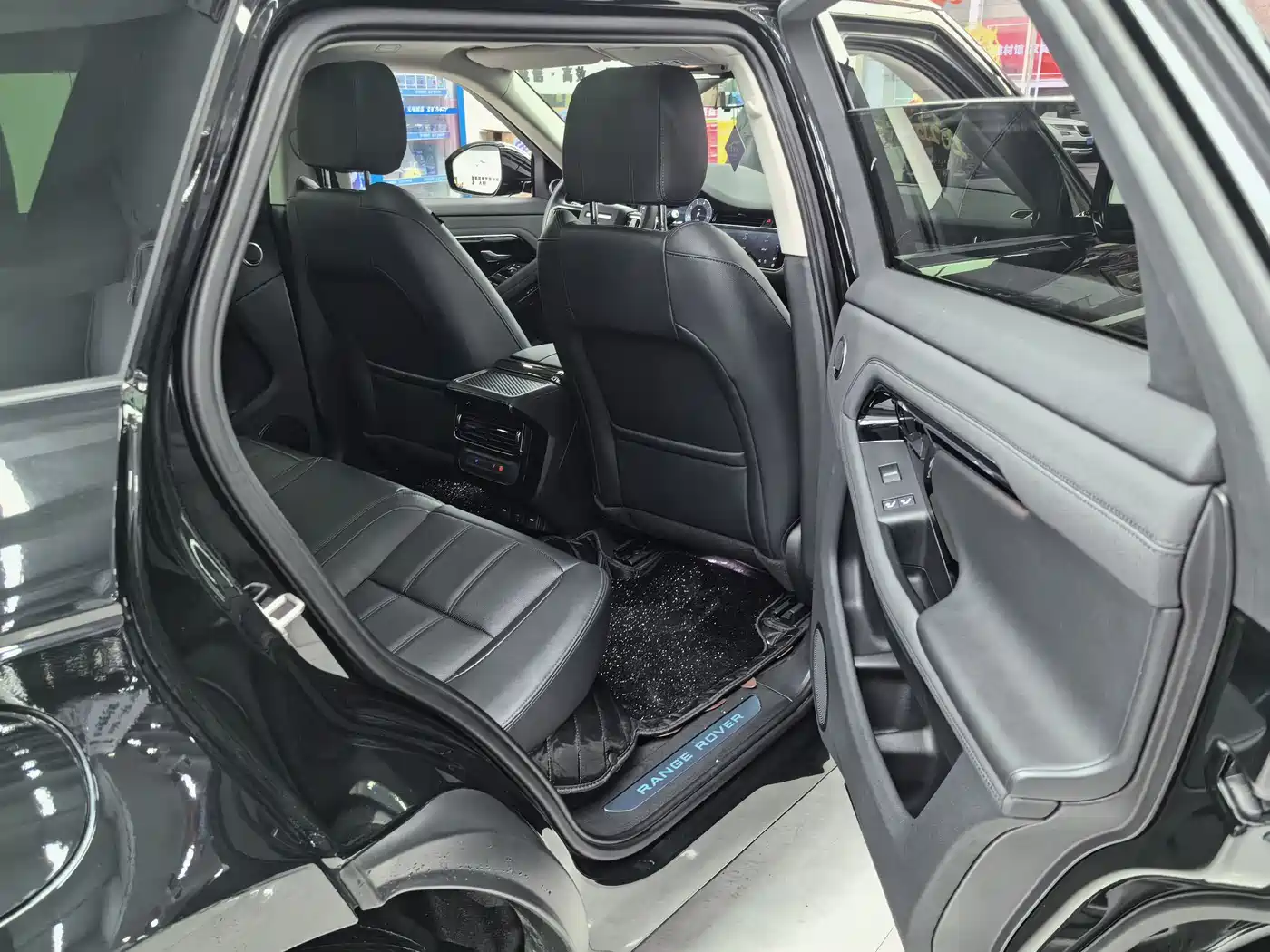 Land Rover Range Rover Evoque 2023 Range Rover Evoque L 249PS Corinthian Bronze Special Edition фото 14