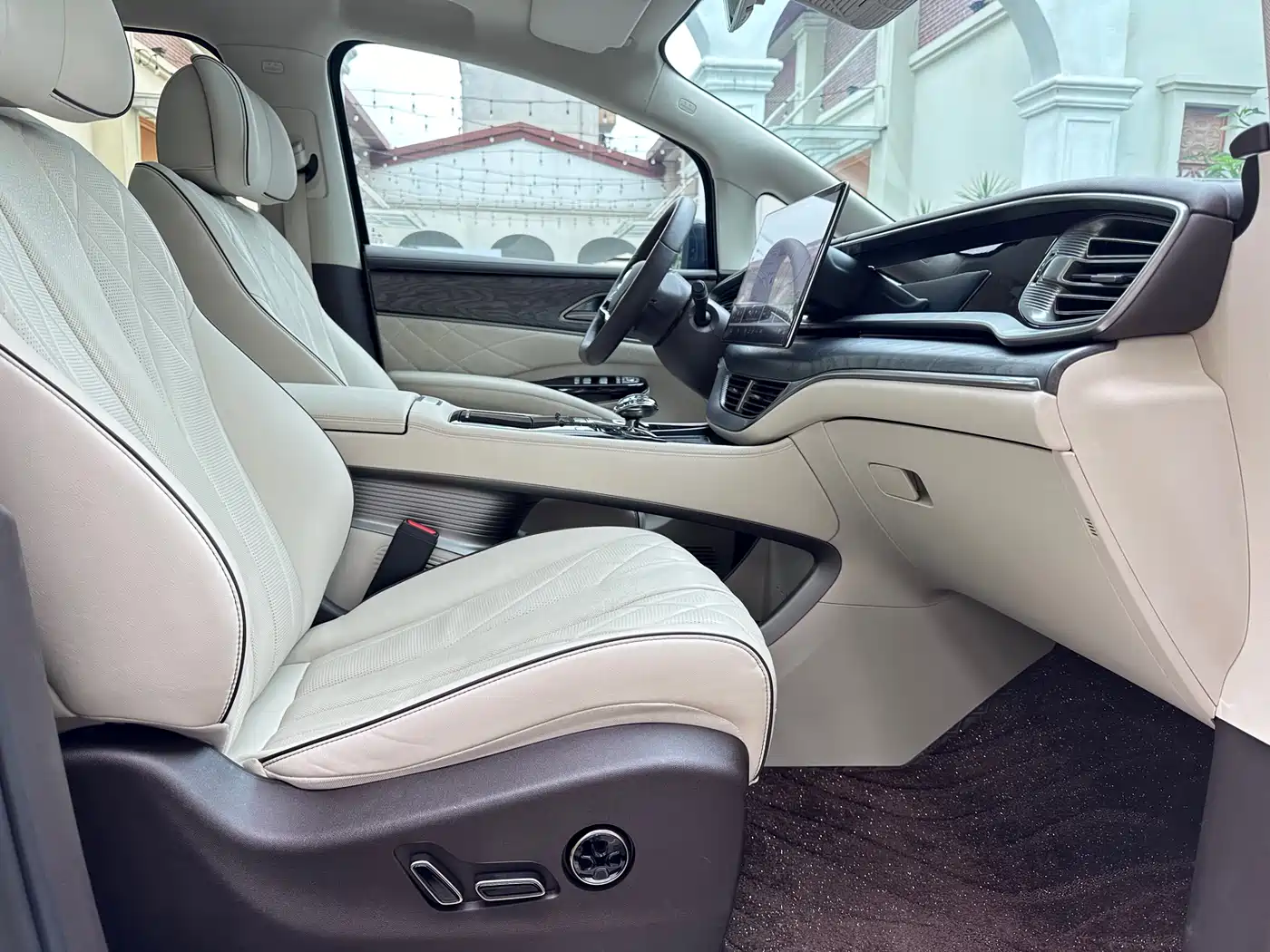 Denza D9 2024 DM-i 980 AWD Premium фото 10