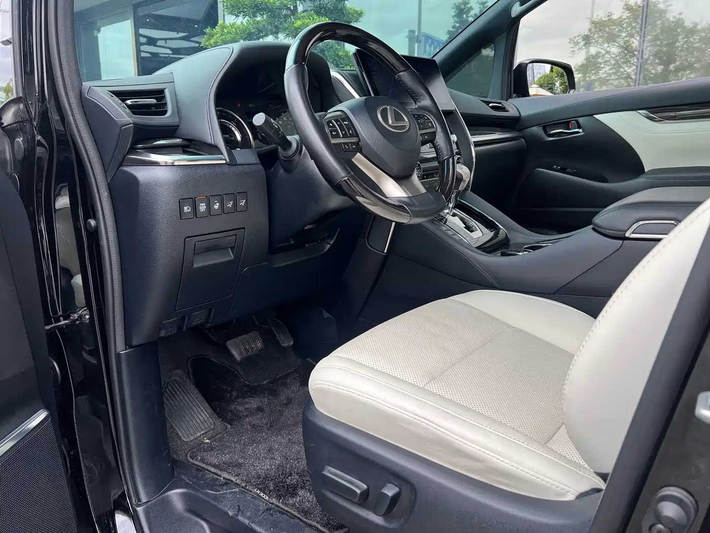 Lexus LM 2020 300h Seven-Seater Elegance Edition фото 2
