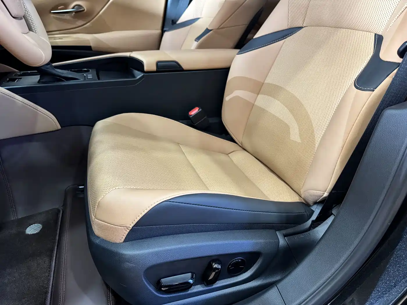 Lexus ES 2025 200 Ultimate Edition фото 7