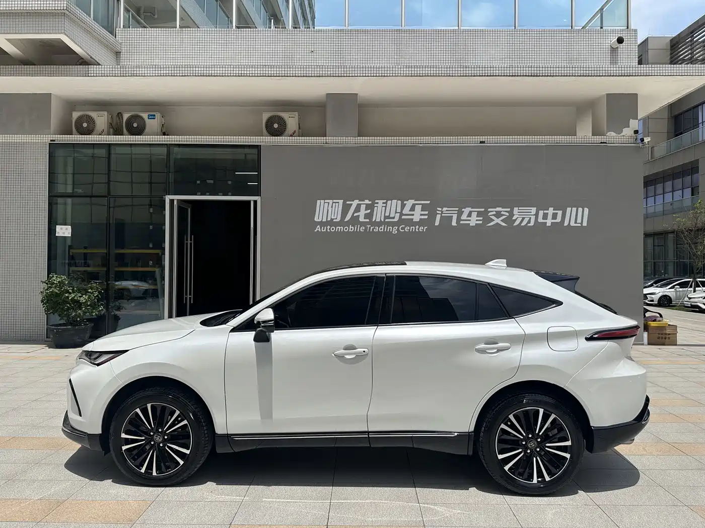 Toyota Venza 2022 2.0L CVT 2WD Premium фото 21