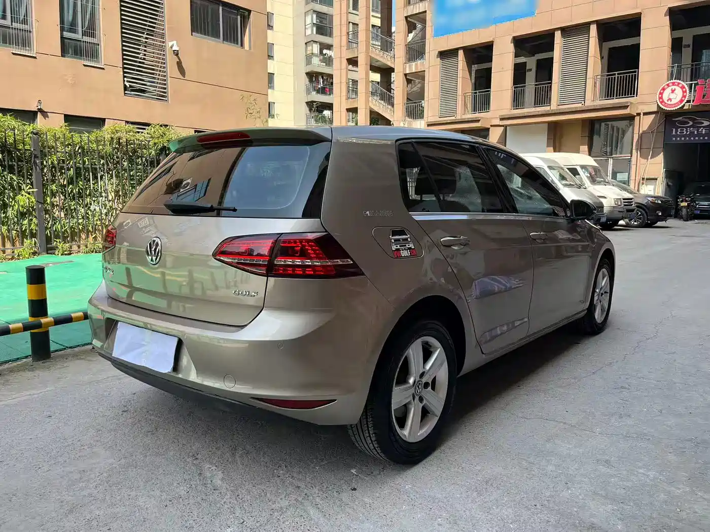 Volkswagen Golf 2017 1.6L Auto Comfort Millionth Edition фото 4