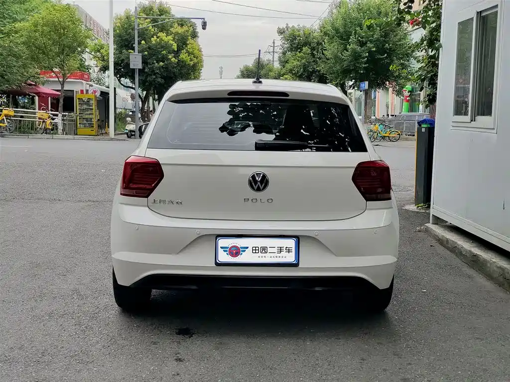 VOLKSWAGEN POLO
