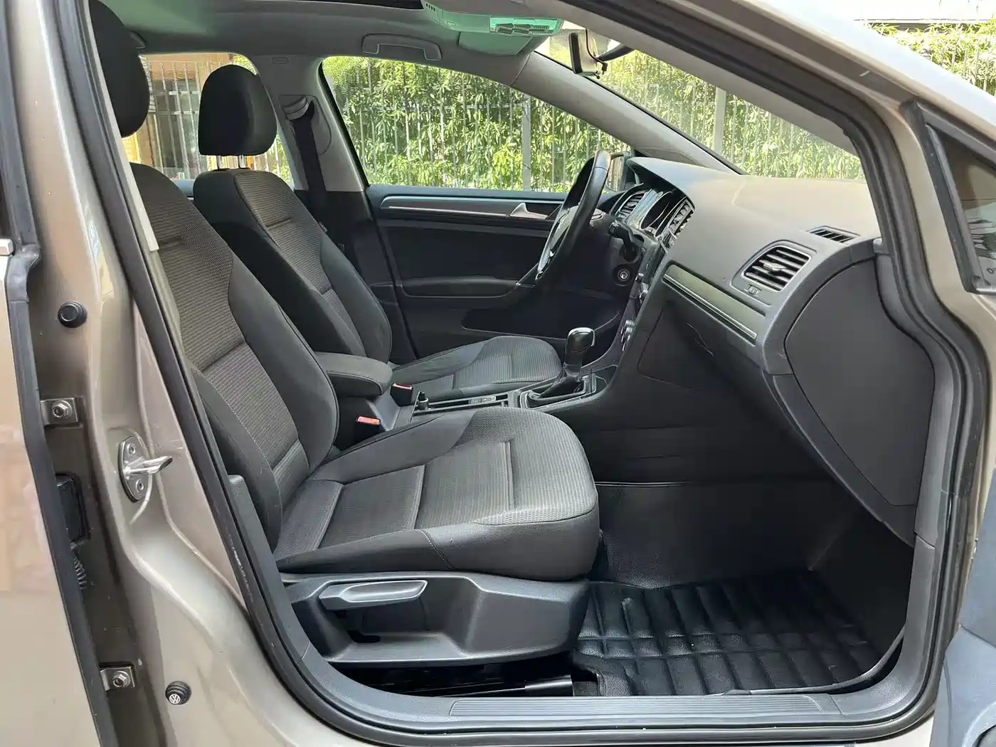 Volkswagen Golf 2017 1.6L Auto Comfort Millionth Edition фото 9