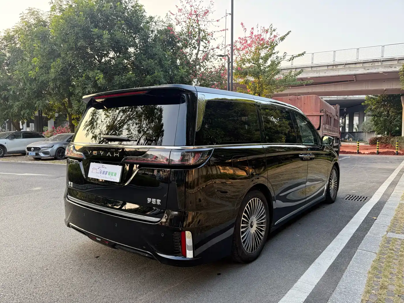 Voyah Auto Voyah Dreamer 2025 PHEV AWD Flagship Kunpeng Edition фото 5