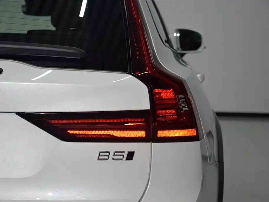 Volvo V90 2023 2021 Model Cross Country B5 AWD Smart Edition