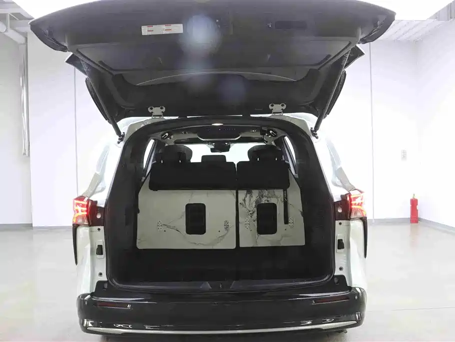 Toyota Sienna 2021 2.5L Hybrid Platinum Edition фото 32