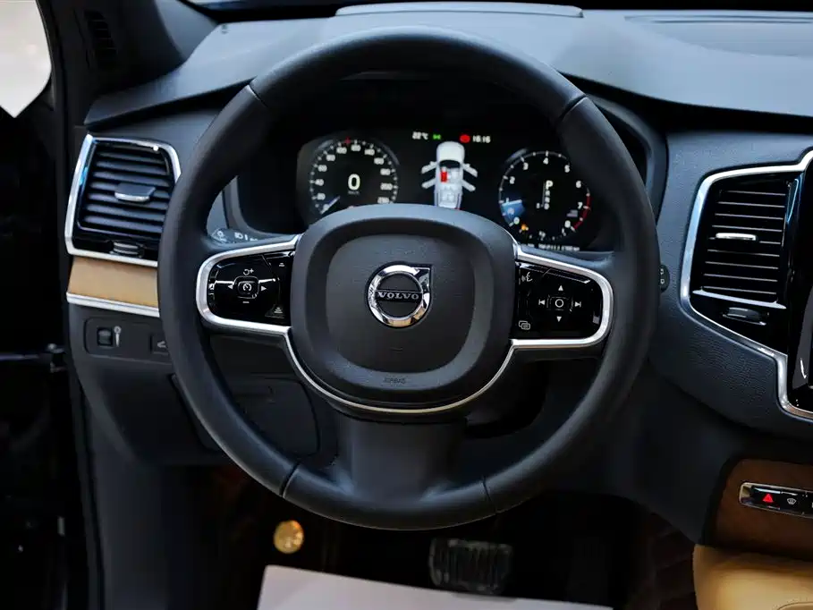 Фото 23 - Volvo XC90