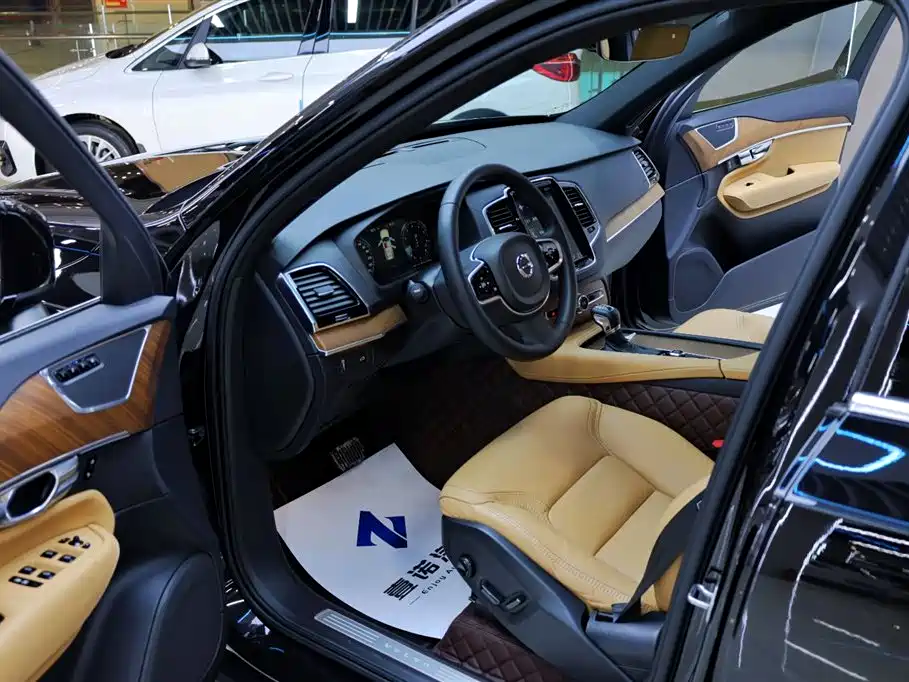 Фото 16 - Volvo XC90