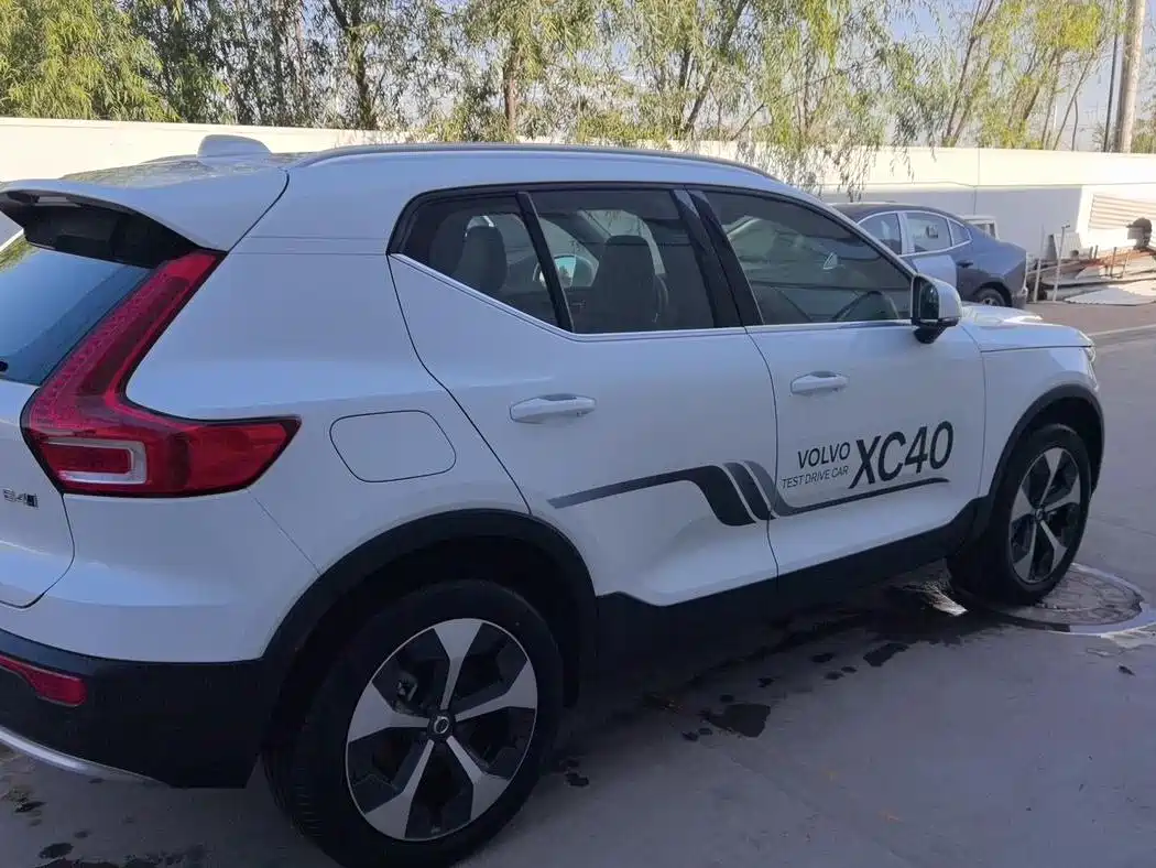 Фото 12 - Volvo XC40