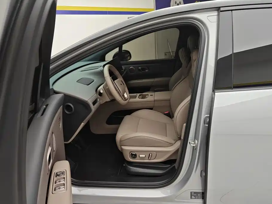 Li Auto i6 2026 2025 2WD Base Model