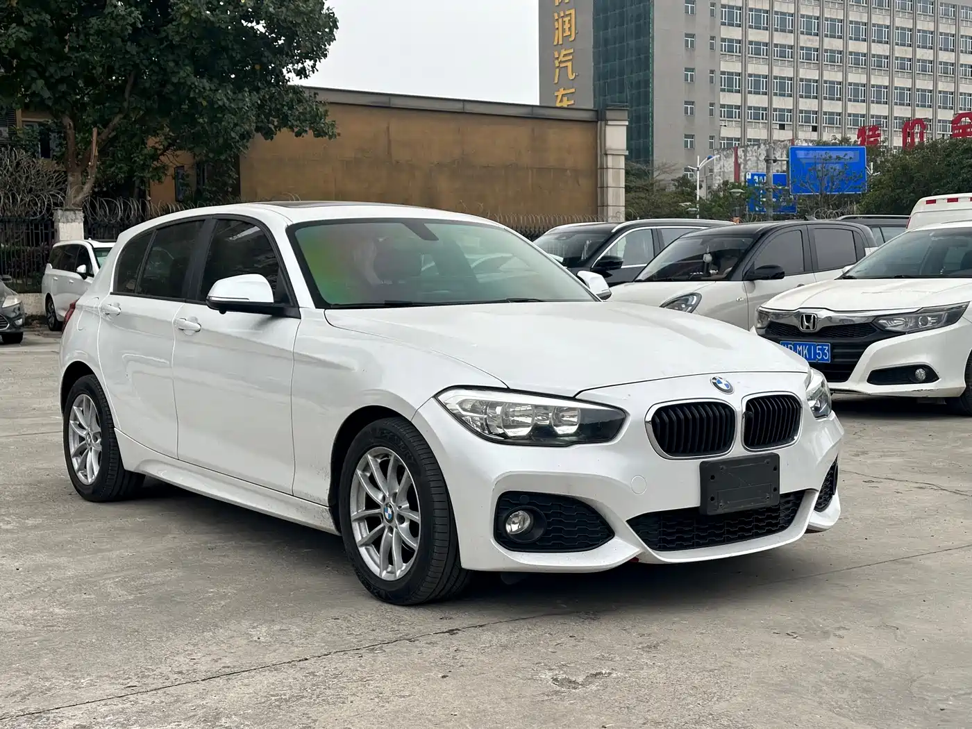 BMW 1 Series (Import) 2015 118i Leading фото 3