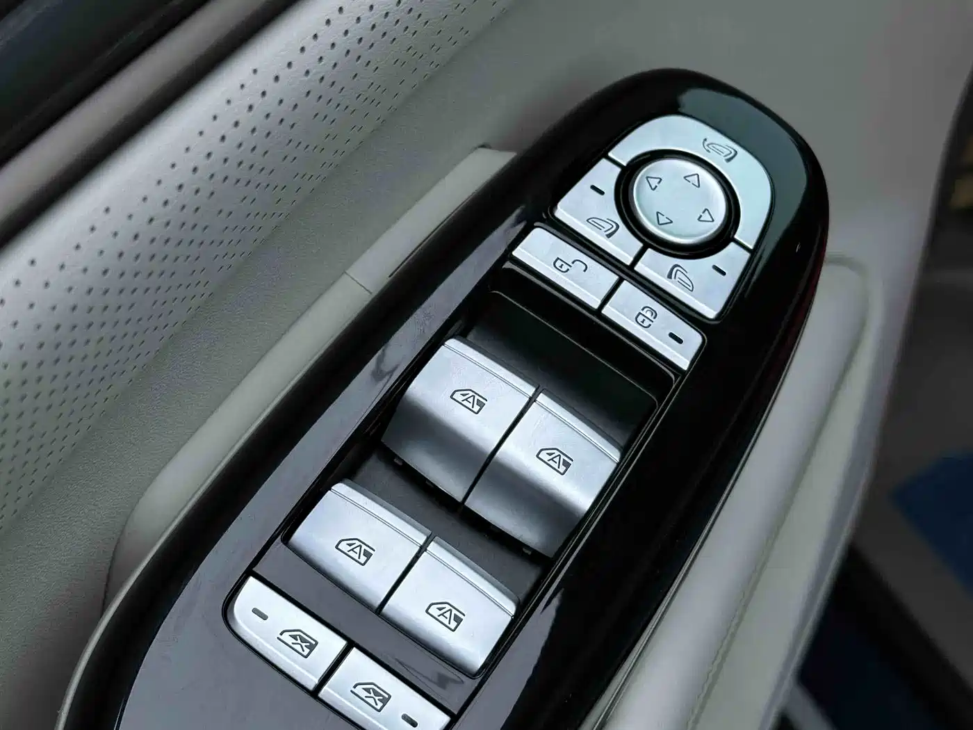 Denza D9 2022 DM-i 970 AWD Flagship фото 8