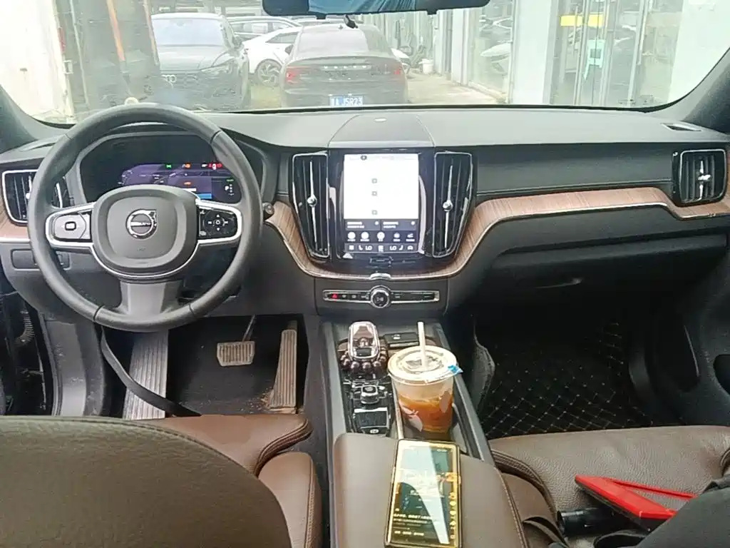 Photo 10 - Volvo XC60 Plug-in Hybrid