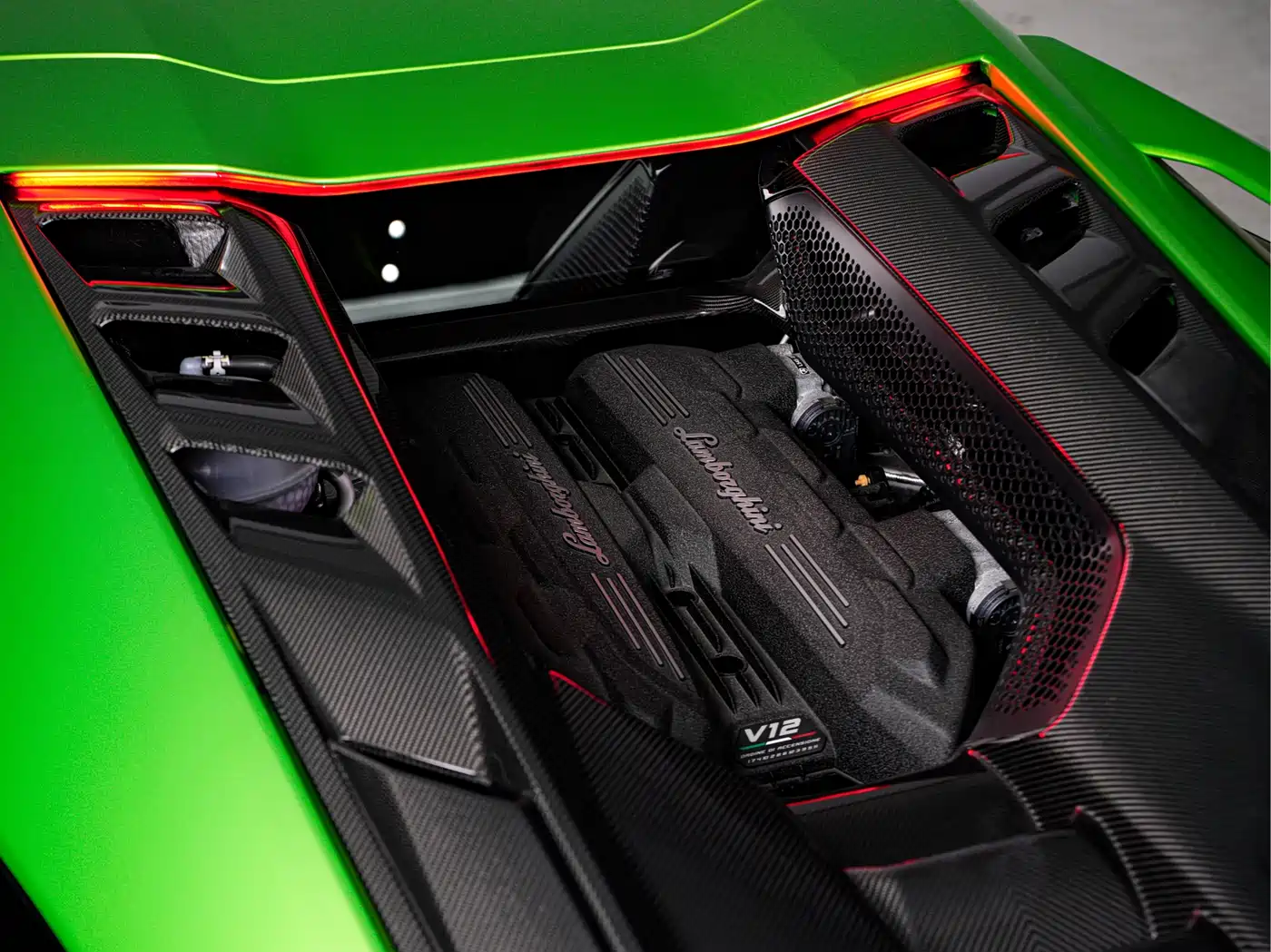 LAMBORGHINI REVUELTO