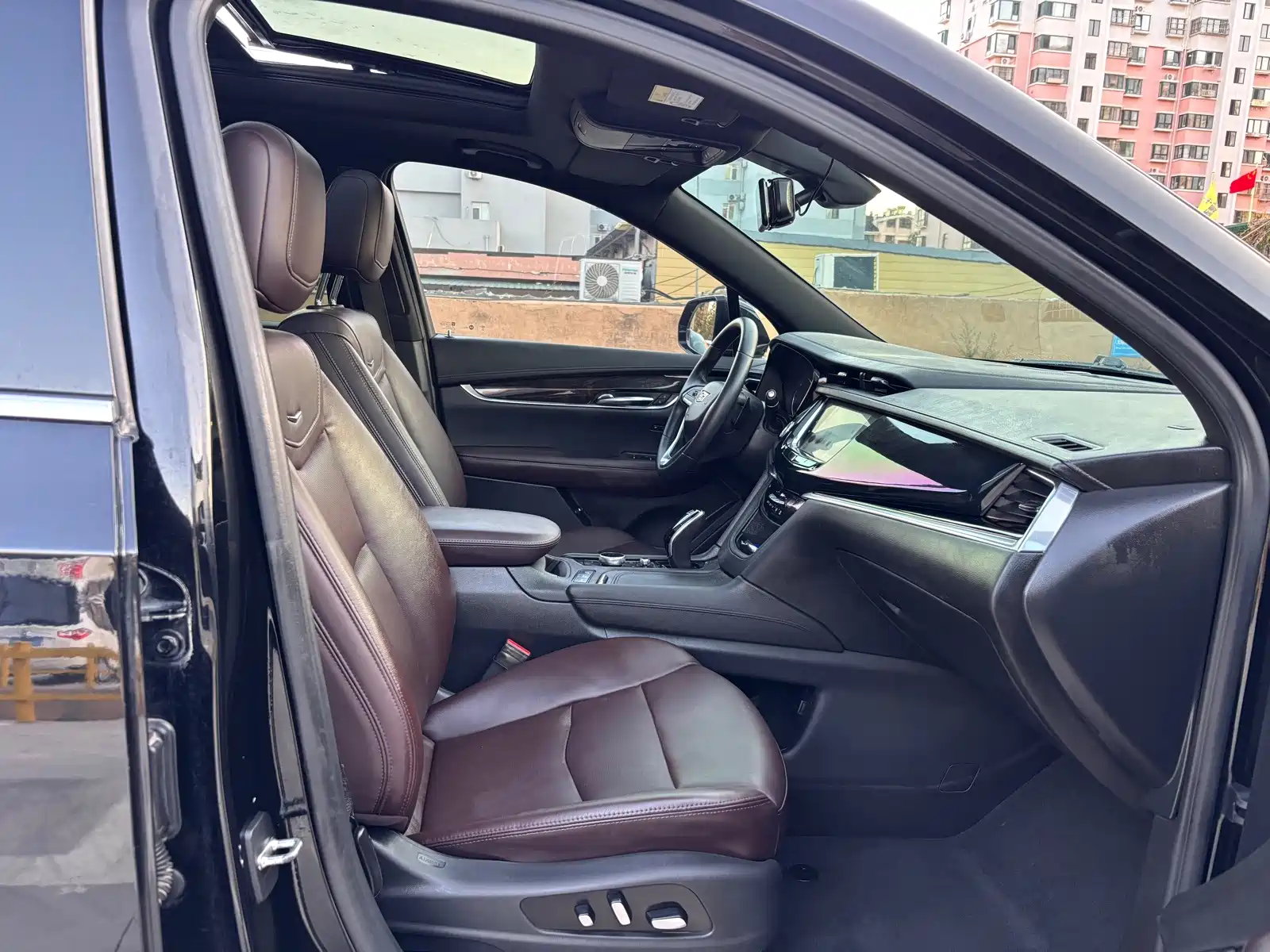 Photo 15 - Cadillac XT6