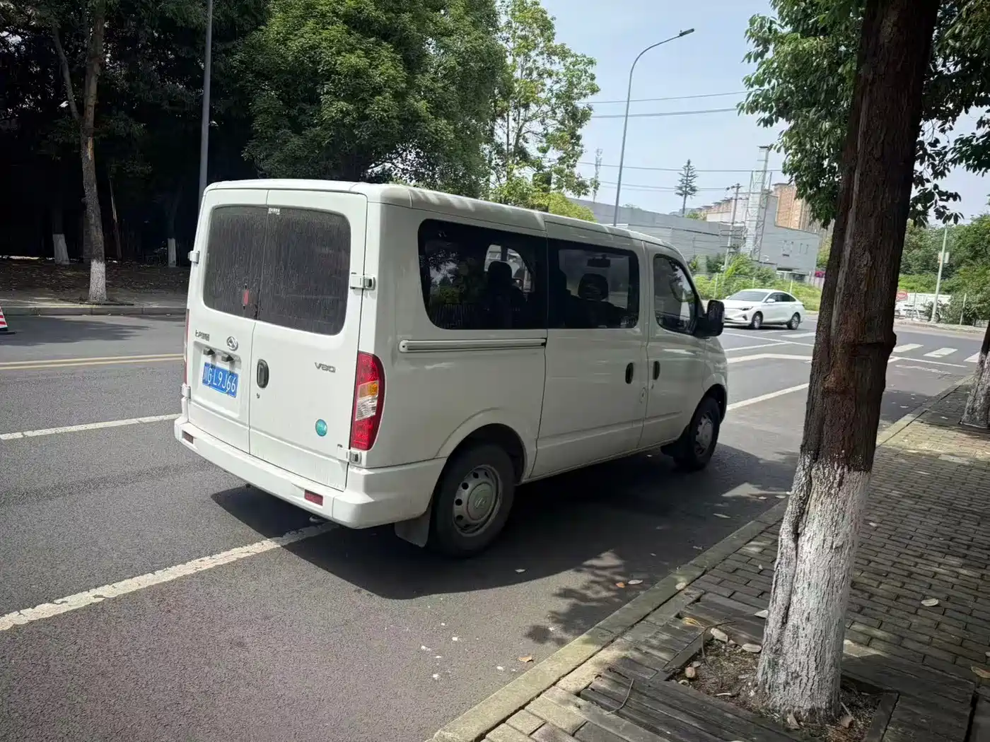 SAIC Maxus Xintu V80 2024 Model Year Aoyunton Value Edition 6MT Short Wheelbase Ultra Low Roof 127Ps 5/6-Seater фото 7