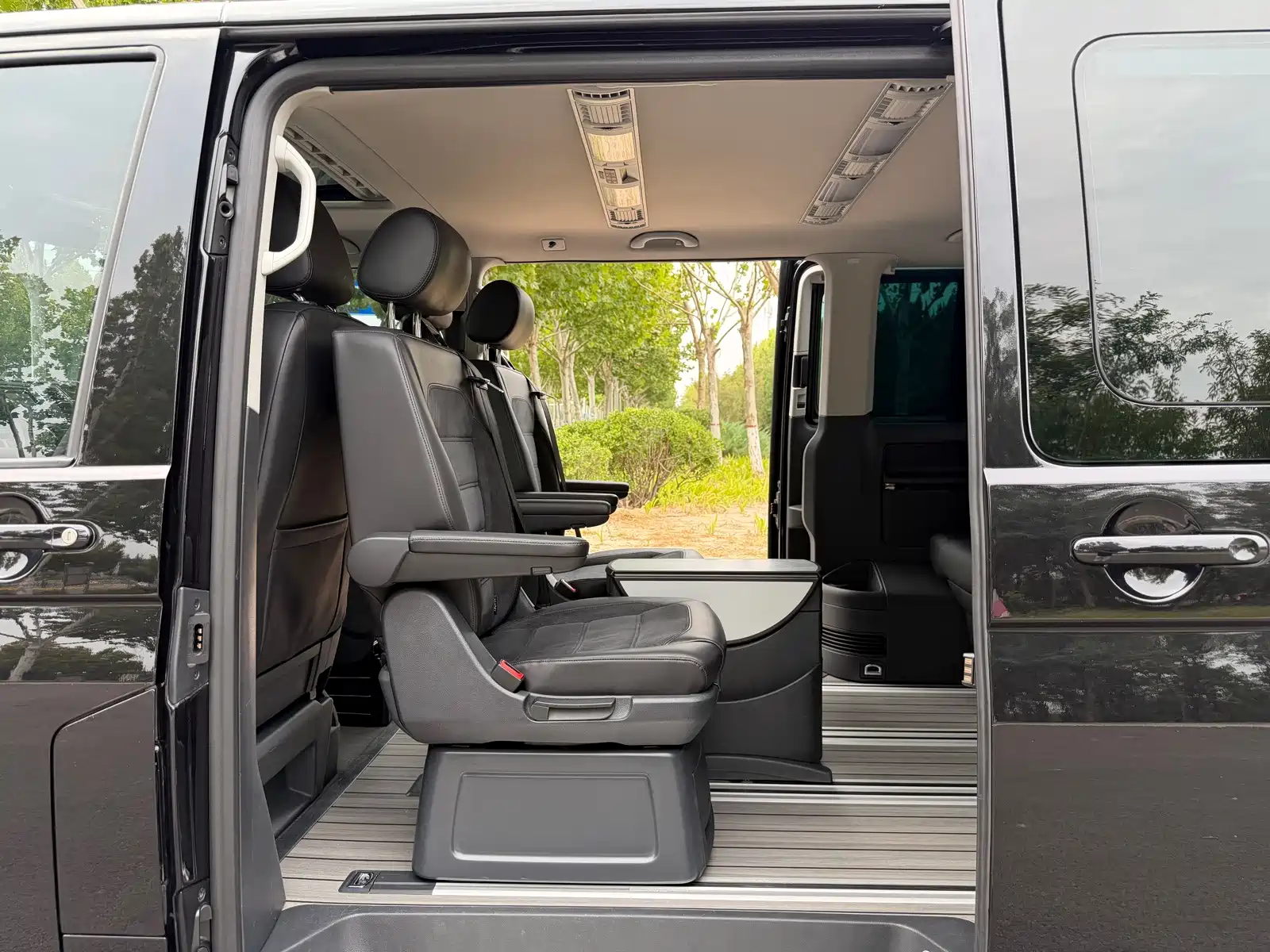 Photo 23 - Volkswagen Multivan