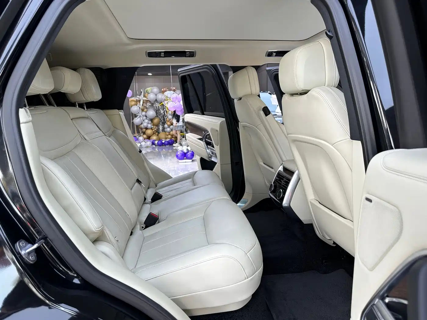 Land Rover Range Rover 2023 3.0 L6 360PS Golden Age Edition фото 10
