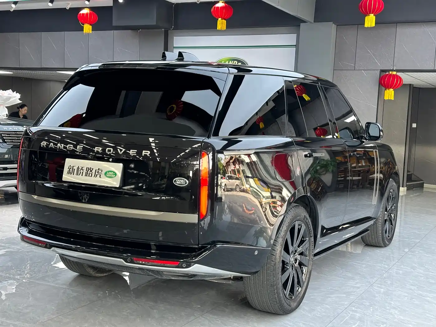 Land Rover Range Rover 2023 3.0 L6 360PS Golden Age Edition фото 16