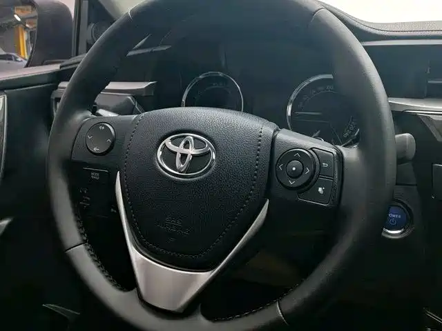 Toyota Corolla 2016 Dual Hybrid 1.8L E-CVT Elite Edition фото 16