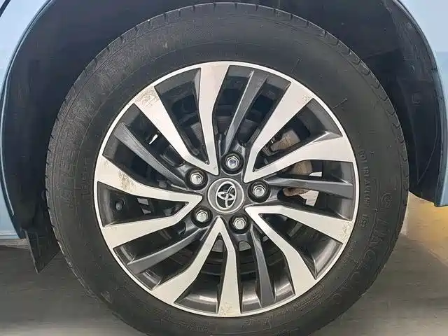 Toyota Corolla 2016 Dual Hybrid 1.8L E-CVT Elite Edition фото 11