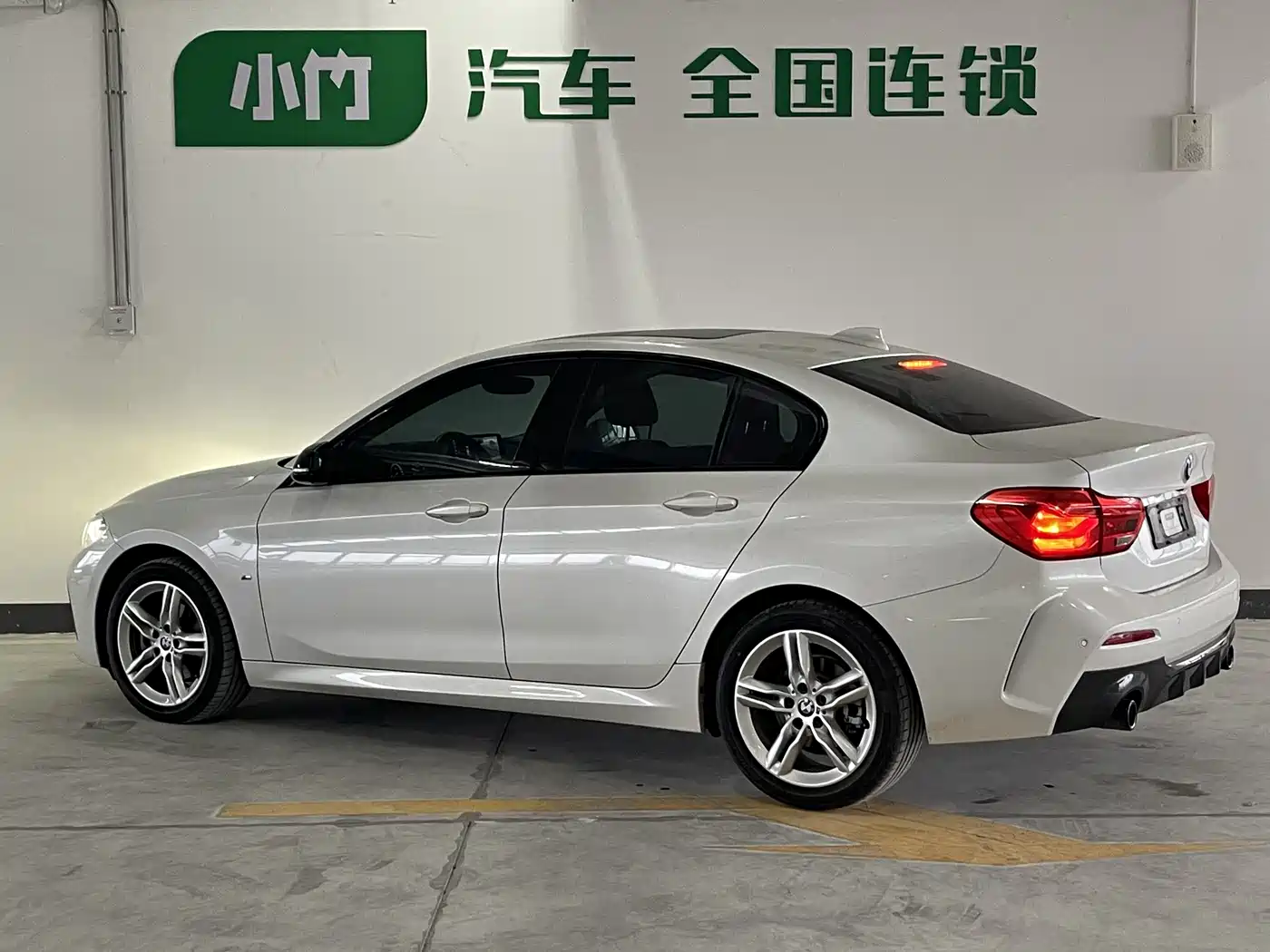 BMW 1 Series 2022 120i M Sport Shadow Edition фото 4