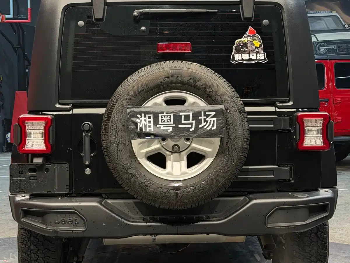 Фото 8 - Jeep Wrangler