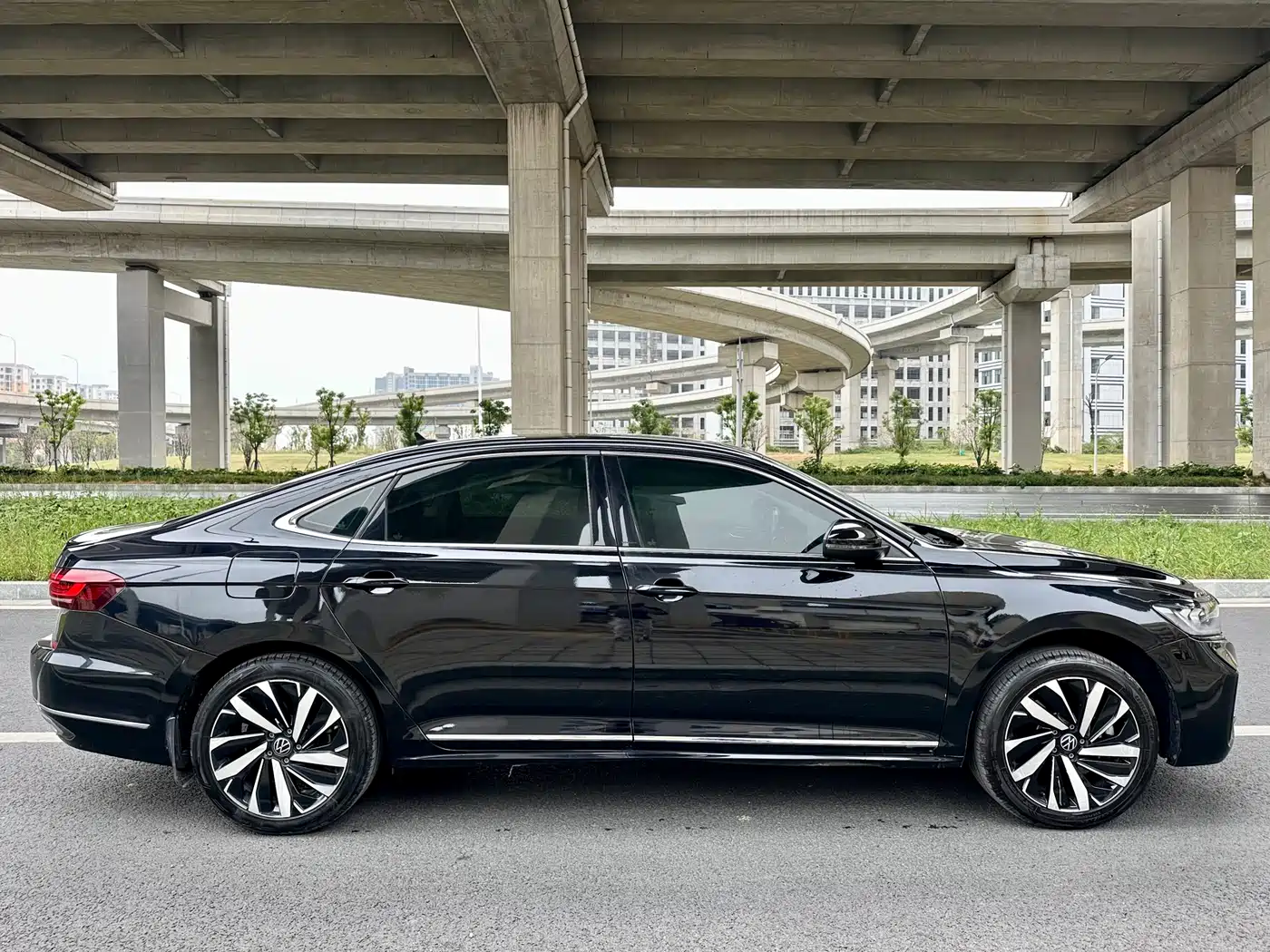 Volkswagen Passat 2022 330TSI Starlight Elite Edition фото 5