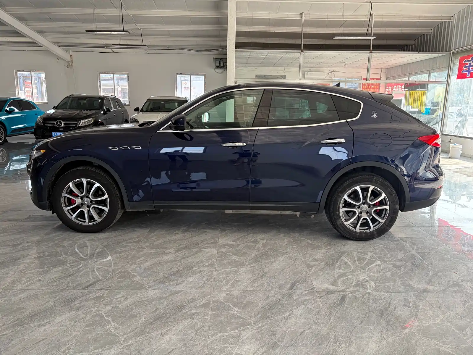Photo 3 - Maserati Levante