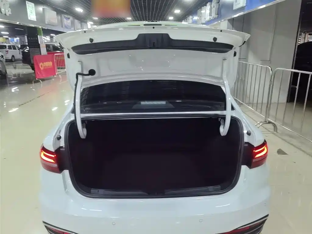 Volkswagen Lavida 2023 1.5L Auto Five Million Edition фото 19