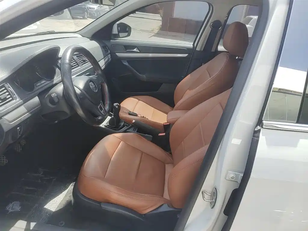 Volkswagen Lavida 2017 1.6L Manual Trend Edition фото 15