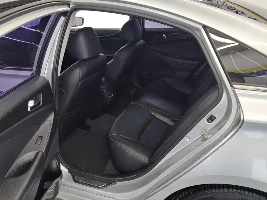 Photo 11 - Hyundai Sonata